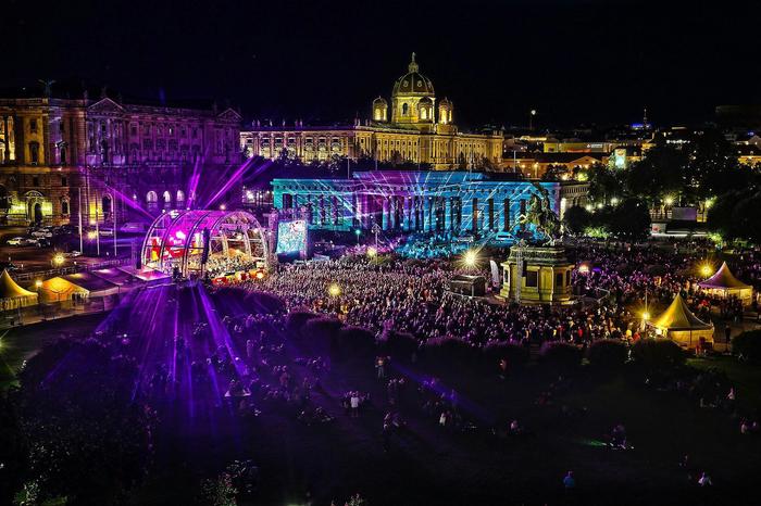 Fest der Freude 2024: Ein wesentlicher Bestandteil des „Fests der Freude“ ist ein stets zahlreich besuchtes Freiluftkonzert der Wiener Symphoniker am Heldenplatz. 