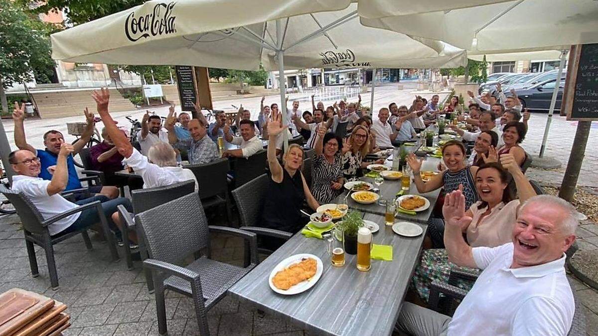 Das Team der ÖVP Gleisdorf bei der Feier der absoluten Mehrheit