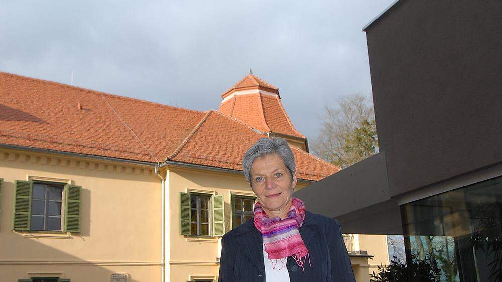 Direktorin Rudolfine Praßl, die die Schule seit 1995 leitet, vor Schloss Stein und dem modernen Zubau