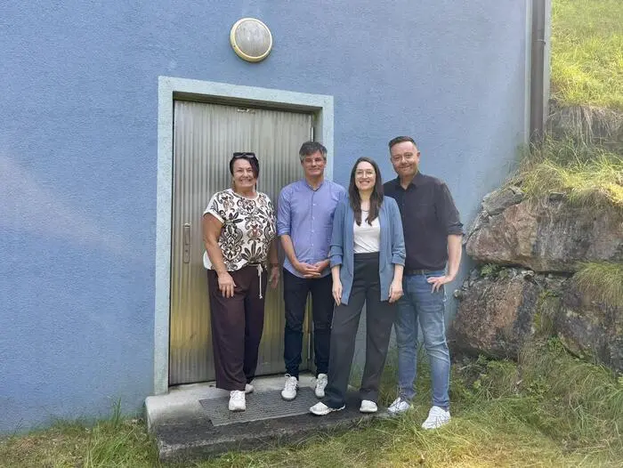 Die SPÖ-Abordnung mit (v. l.) Bürgermeisterin Andrea Freisinger, Nationalrat Wolfgang Moitzi, Umweltsprecherin Julia Herr und Bezirksvorsitzender Mario Lindner vor dem Hochbehälter der Gemeinde
