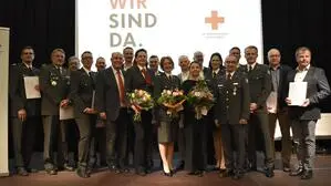 Die frisch gewählte Rotkreuz-Bezirksstellenleitung mit dem Ausschuss und Gratulanten