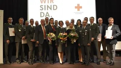 Die frisch gewählte Rotkreuz-Bezirksstellenleitung mit dem Ausschuss und Gratulanten