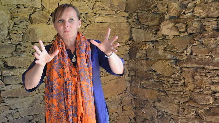 Marion Wiesler erzählt ihre Geschichten mit vollem Körpereinsatz