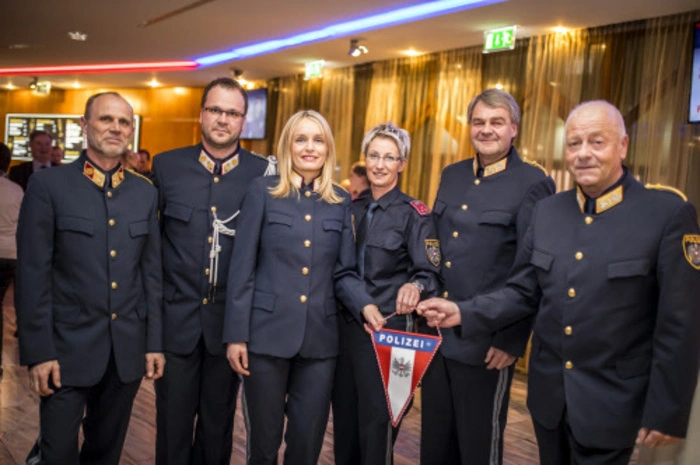 Und es wurde dort mit Karin Jenic auch die Polizistin des Jahres geehrt. Auf dem Foto von links: Völkermarkts Bezirkspolizeikommandant Klaus Innerwinkler, Kapellmeister Irrasch, Landesdirektorin Michaela Kohlweiß, Jenic, die Landesdirektorin-Stellvertreter Markus Platzer und Wolfgang Rauchegger.