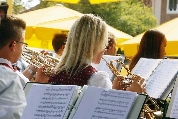 Ein großer Melodienreigen sowie gefeierte Standards grantieren musikalisch gemütlich Stunden bei freiem Eintritt.