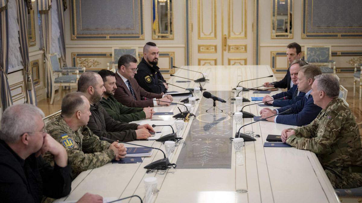 Der ukrainische Präsident Wolodymyr Selenskyj und der britische Verteidigungsminister Grant Shapps bei einem Treffen in Kiew. Großbritannien will die Ukraine mit einer Drohnenlieferung unterstützen. 