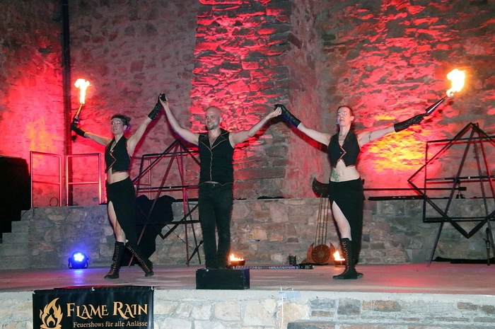 Als Höhepunkt des Abends und anstatt des sonst üblichen Sonnwendfeuers bot die Gruppe "Flame Rain" – zwei Damen und ein Herr – eine außergewöhnliche, faszinierende Feuershow, die vom Publikum mit tosendem Applaus honoriert wurde.