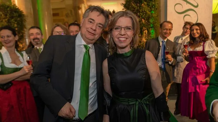 Endlich Krawatte! Vizekanzler Werner Kogler und Ministerin Leonore Gewessler. Die beiden wurden mit Selfie-Wünschen bestürmt