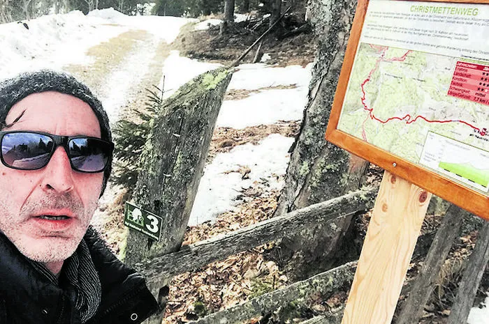 Erste Beschilderung. Bis jetzt ist es weniger schlimm als befürchtet. Aber erstens startet der Weg leicht berg­ab am ­Waldrand entlang und zweitens sind wir erst circa 80 Meter ­unterwegs. Hinter uns die ­Windräder auf der Pretul und der Wechsel. Apropos Wechsel: Meine Schuhe bräuchten einen. Die sind innen ganz nass!