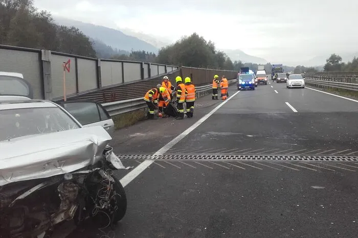 Die Einsatzkräfte sicherten die Unfallstelle auf der A9 bei Trieben ab