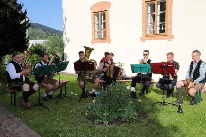 Musikalisch umrahmt wurde der Weingenus von „Die Zamgwurfelten“ aus Liebenfels mit Obmann Richard Pirker unter der Leitung von Heinz Mick.