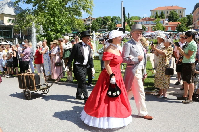 Adelsgesellschaften, Kaiserhusaren, Handwerksleut, Wiener Cafes, Marktstände, ein kaiserlicher Hofmarkt mit Spezereien der Bauersleut, Marschmusik und Walzerklänge boten ein buntes Bild vergangener Zeiten. 