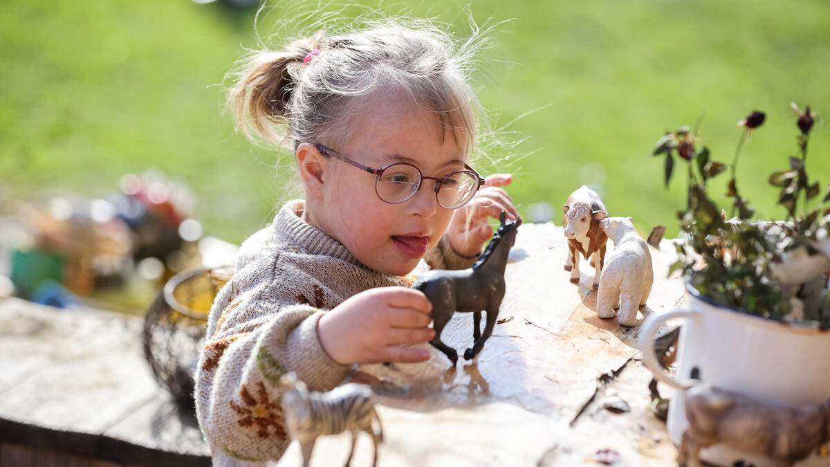 Mit ihren Spielzeug-Tieren spielt Dorothea am liebsten