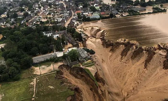 Dem riesigen Krater in Blessem fielen drei Wohnhäuser und ein Teil der historischen Burg zum Opfer.