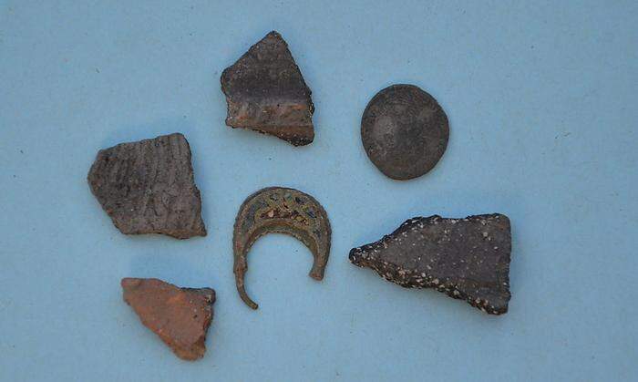 Keramikstücke, Münzen und Ohrringe wurden gefunden