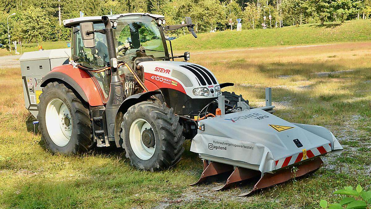 Das im Frontbereich des Traktors aufgebaute Gerät leitet Hochspannungsstrom zu den Unkrautpflanzen