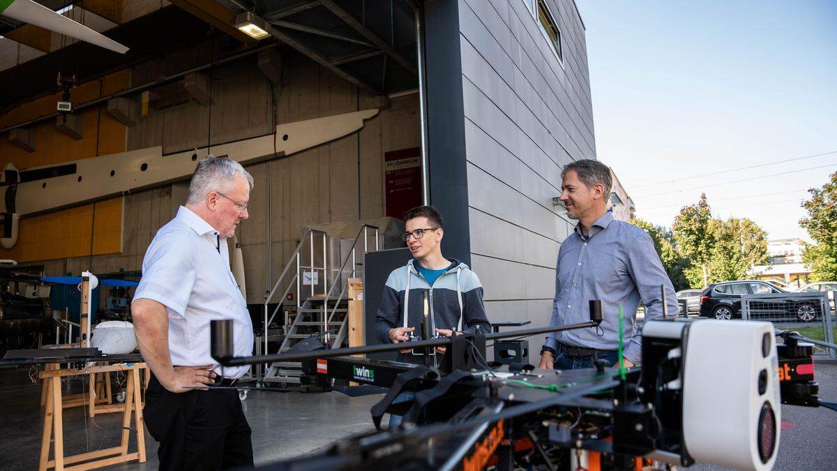 Holger Friehmelt (FH), Michael Huber, Richard Ladstädter (JR) vor der Drohne