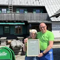 Elisabeth und „Hannes“ Gruber vor dem Ottokar-Kernstock-Haus am Rennfeld