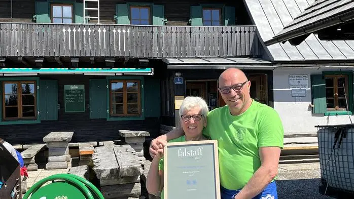 Elisabeth und „Hannes“ Gruber vor dem Ottokar-Kernstock-Haus am Rennfeld