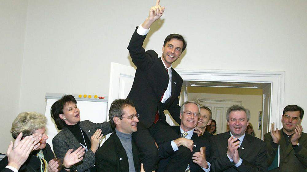 Der Wahlsieg 2003: Siegfried Nagl wird von seiner Frau Andrea Nagl und den ÖVP-Granden Herbert Paierl, Gerhard Rüsch, Reinhold Lopatka und Hermann Schützenhöfer gefeiert