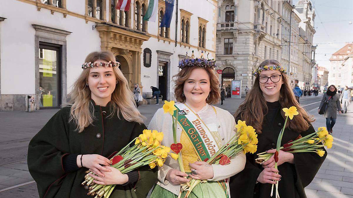 Blumenkönigin Julia II mit ihren beiden Helferinnen