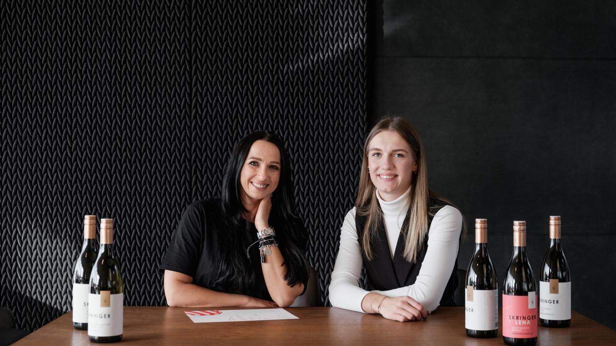 Sarah Puschnegg (Designagentur „Dr. Puschnegg“) und Lena Skringer (Weingut Skringer, v. l.) freuen sich über den „Red Dot Design Award“