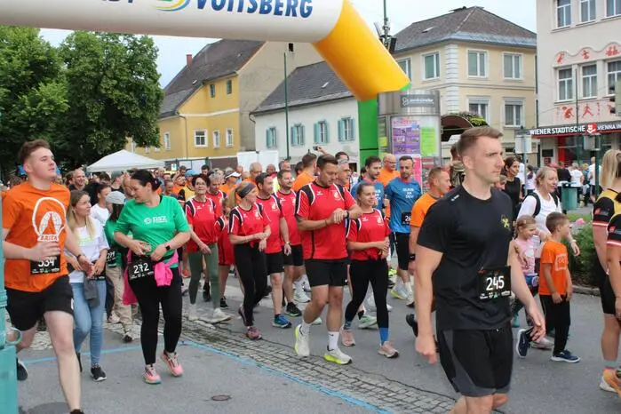 Hunderte Läufer und Walker gingen ab 19 Uhr am Voitsberger Hauptplatz an den Start, die fünf Kilometer lange Strecke führte quer durch die Stadt.