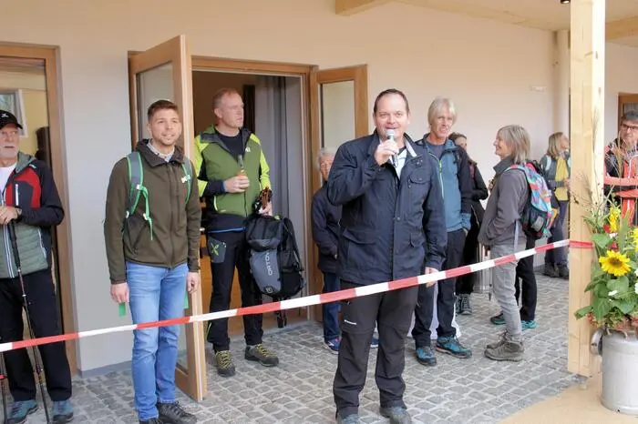 Nach den Begrüßungen durch die Bürgermeister Roman Neumann und Lukas Vogl starteten die Teilnehmer Richtung Steinberg und marschierten über die Buschenschank Zach, den Enzianhof und die Labestation Moserweber wieder retour nach Ligist.