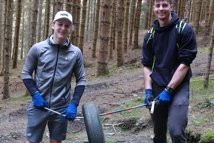Paul Wagner und Enej Mertelj mit ihren Fundstücken neben dem Mühlbach auf der Planai
