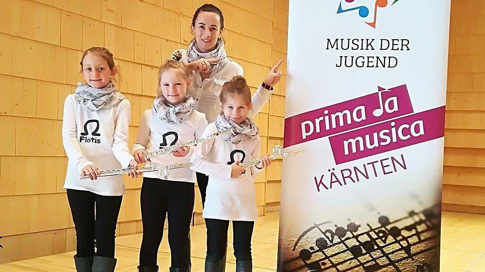 Katharina Kert, Marlene Moser und Romana Katz mit ihrer Lehrerin Ulrike Münzer-Jurkowitsch