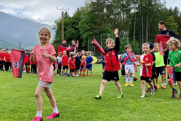 Und auch der Einmarsch des FCWR-Nachwuchses sorgte für strahlende Gesichter bei den Besuchern, Fans und Sportbegeisterten.