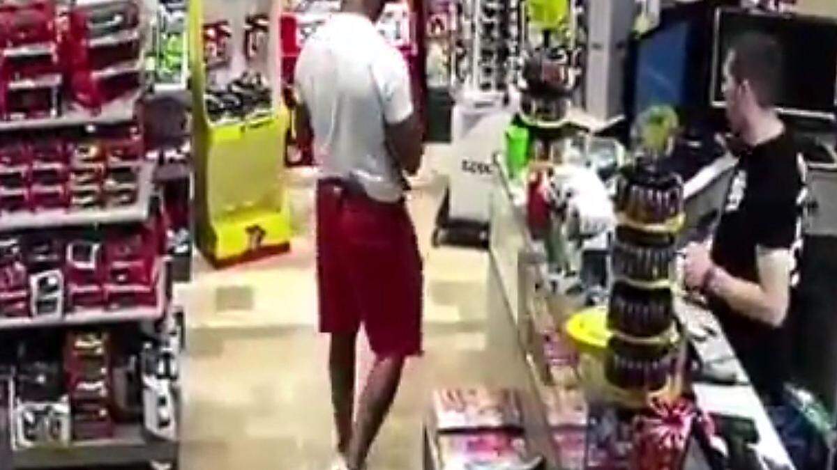 Mit Videomaterial aus der Überwachungskamera eines Geschäftes wurde nach dem mutmaßlichen Täter (links) international gefahndet