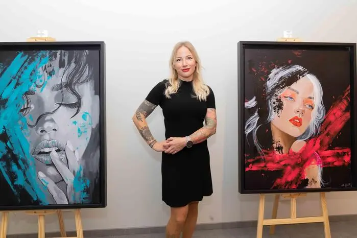 Bei einer Vernissage präsentierten Inhaberin Christina Gabrilo-Wilfinger und ihr dreiköpfiges Team nicht nur ihre Tätowierkunst, sondern auch kreative Kunstwerke auf Leinwand und Papier.