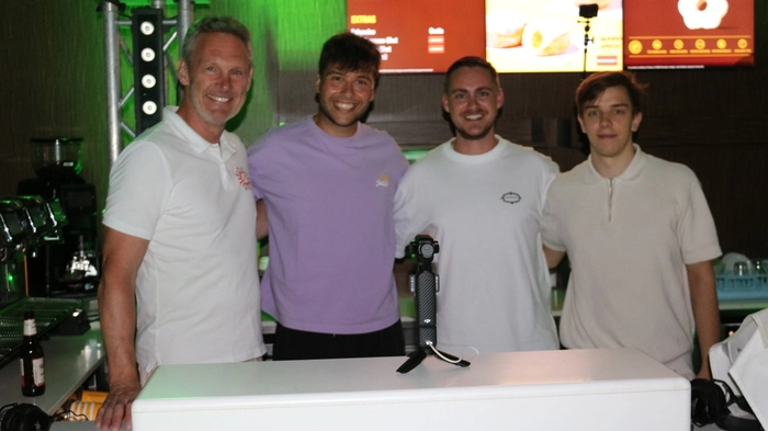 Am Samstagabend verwandelte sich das Mc Donald´s Wolfsberg beim McBeats wieder in eine Partylocation. Die DJ DROPSTAR und AM3LLO sorgten im McCafe für die heißen Klänge. Rudolf Ringhofer (1.v.li.) von Mc Donald´s Wolfsberg und Pascal Plankl (1.v.re.) von wolfsbergnews organisierten mit den DJ DROPSTAR und AM3LLO das McBeats in Wolfsberg.