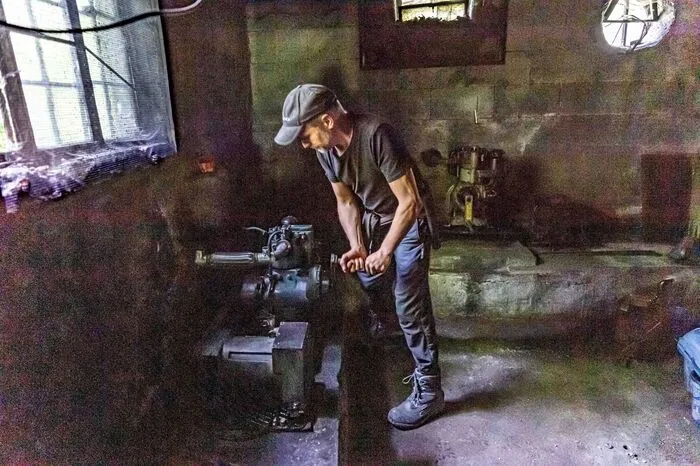 Bevor es jedoch hinab in die Tiefe geht, muss der Generator angeworfen werden. Geht uns ein Licht auf, ...