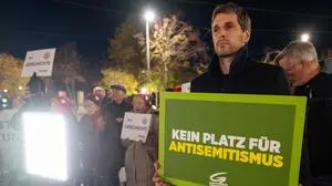 Von Protesten begleitet hat am Dienstagabend das Dinghofer-Symposium der FPÖ im Parlament stattgefunden