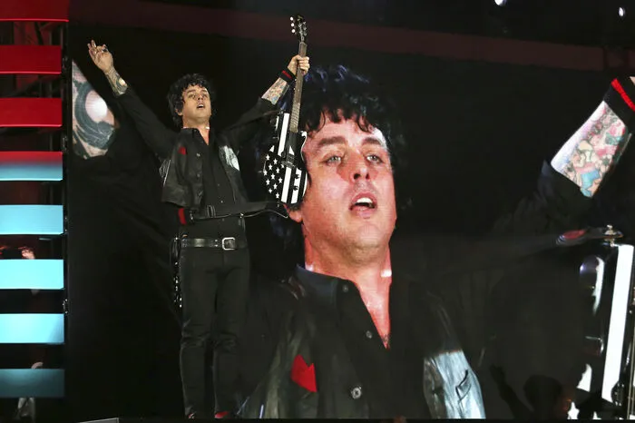 "Wir machen die Welt wieder großartig", sagte Green Day-Sänger Billie Joe Armstrong vor mehr als 50.000 Zuschauern.