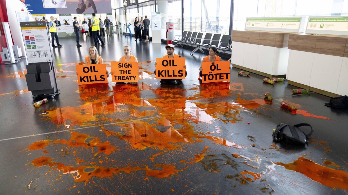 Letzten Mittwoch starteten die Proteste; Klimaaktivisten der Gruppe Letzte Generation Österreich verschütten im Terminal 3 des Flughafen Wien Farbe um gegen die aktuelle Klimapolitik der österreichischen Regierung zu protestieren. Weltweit sind in den kommenden Tagen und Wochen weitere Aktion von Klimaschützern an Flughäfen geplant. 