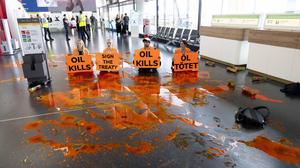 Letzten Mittwoch starteten die Proteste; Klimaaktivisten der Gruppe Letzte Generation Österreich verschütten im Terminal 3 des Flughafen Wien Farbe um gegen die aktuelle Klimapolitik der österreichischen Regierung zu protestieren. Weltweit sind in den kommenden Tagen und Wochen weitere Aktion von Klimaschützern an Flughäfen geplant. 