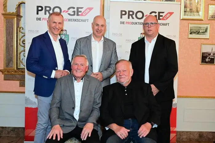 Festredner war AK-Präsident Josef Pesserl, der in seiner Ansprache die Bedeutung gewerkschaftlicher Errungenschaften betonte und den Geehrten für ihre langjährige Loyalität dankte. Gemeinsam mit Harald Sturb und Betriebsratsobmann Andreas Benedikt überreichte er Urkunden, Ehrennadeln und kleine Präsente. Hier mit Herren, die 60 Jahre Gewerkschaftsmitglieder sind.