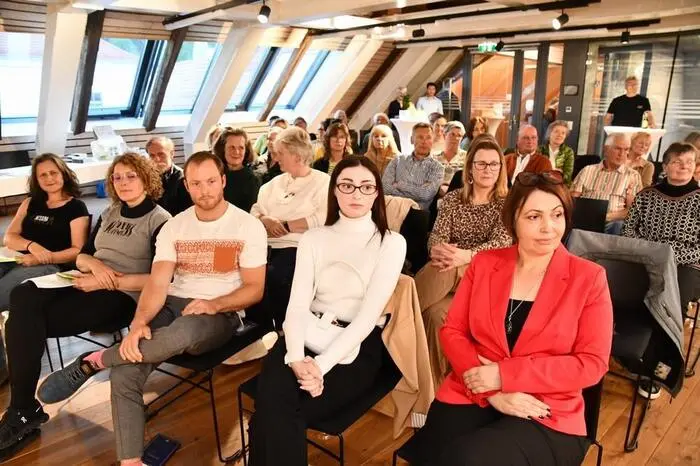 Zahlreiche Besucher kamen dazu in den Raiffeisensaal des Marktgemeindeamtes, wo heimische Autoren ihre Werke und Zugänge zum Schreiben präsentierten.