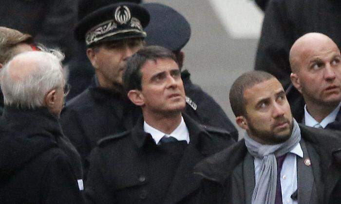 Premier Valls (Bildmitte) am Ort des Anschlags