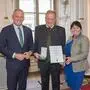 v.l. Landeshauptmann Mario Kunasek, Ausgezeichneter Erwin Dirnberger, Landeshauptmann-Stellvertreterin Manuela Khom