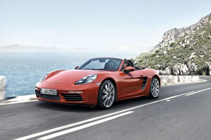 Und damit das mit den neuen Vierzylindern nicht so weh tut, schnell ein versöhnlicher Blick in die Geschichtsbücher: Mit dem Boxster knüpft Porsche jetzt sozusagen an die Tradition der Vierzylinder-Boxermotoren der 718-Mittelmotor-Sportwagen an. Die gewannen in den 1950er und 1960er Jahren zahlreiche Rennen, darunter die Targa Florio und Le Mans.