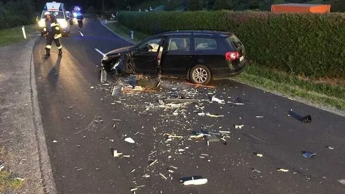 Der Pkw streifte den Bus des Gespanns und krachte in das Eck des Wohnwagens