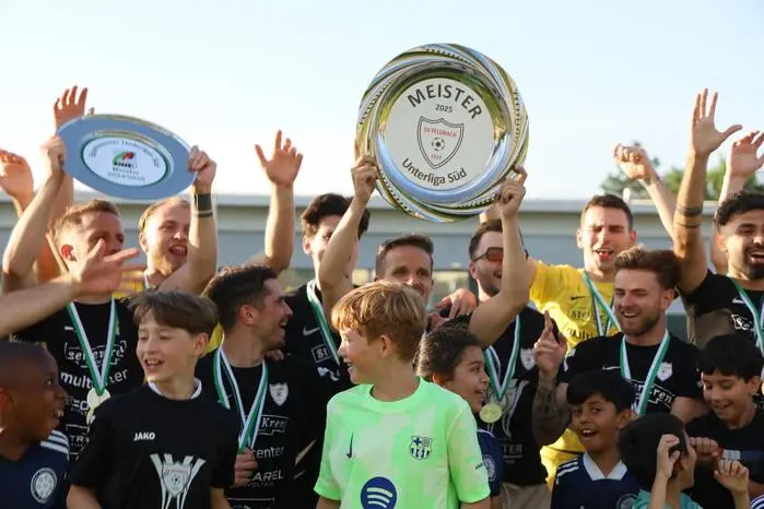 Das Meisterteller überreichte Richard Tritscher vom Fußballverband an Kapitän Gerald Nutz, Obmann Erwin Teller, Sportleiter Christian Ranftl und Ehrenpräsidentin Christine Künzel. 