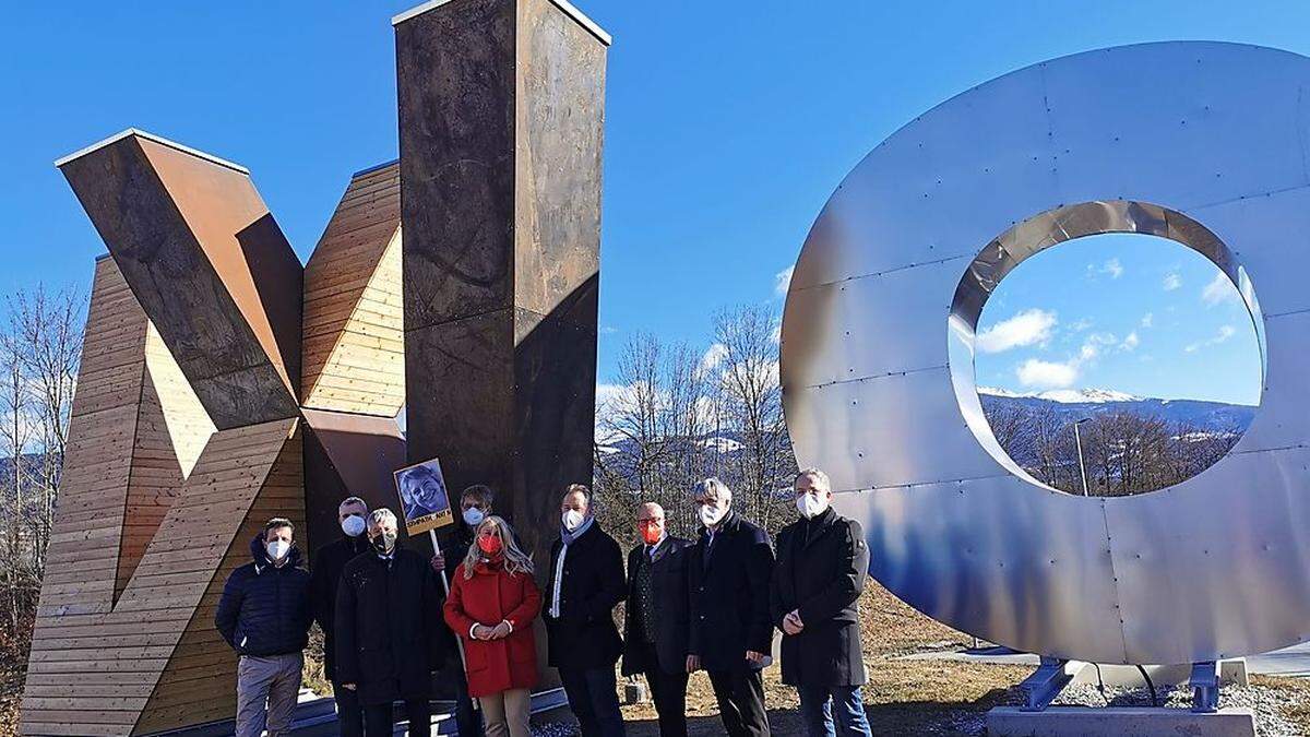 Politiker, Künstler und Vertreter von ÖBB-Lehrwerkstätte und LFS St. Andrä bei der Einweihung der Skulptur beim Kreisverkehr Wolfsberg Süd