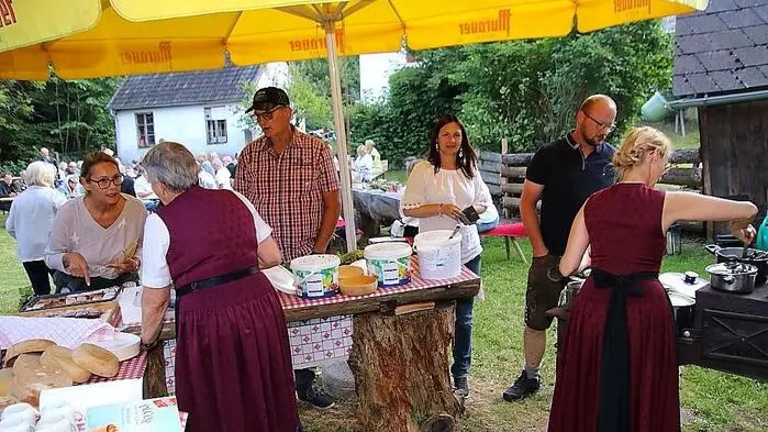 Gemütlichkeit in uriger Umgebung war beim nunmehr bereits zur Tradition gewordenen Holzknecht- und Kräuterweiblfest in Salla (Gemeinde Maria Lankowitz) angesagt. 