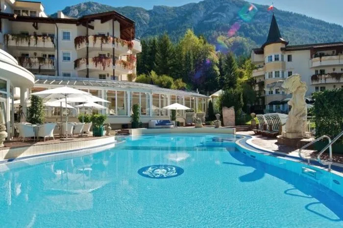 Eine ausgezeichnete regionale Küche, ein wunderbarer Weinkeller, ein weitläufiger Wellnessbereich samt sechs Pools – und einmal keine Kinder: Im Adults-only-Hotel Posthotel Achenkirch können Papa und Mama romantische Stunden nachholen, die im Alltag mitunter auf der Strecke bleiben. Daneben bietet das Haus in Tirol vor der Naturkulisse von Rofan und Karwendelgebirge ein breites Angebot an täglichen Entspannungs- und Aktivprogrammen sowie speziellen Spa-Behandlungen für Paare.