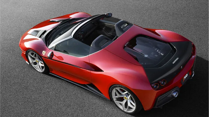 Der Ferrari J50 ist ein zweisitziger Mittelmotor-Roadster, dessen Karosserie von den Targa-Modellen der Roten aus den 1970er- und 1980er-Jahren inspiriert wurde. Der auf dem 488 Spider basierende Sportler wird von einer 690-PS-Version des bekannten 3,9-Liter-V8 angetrieben.